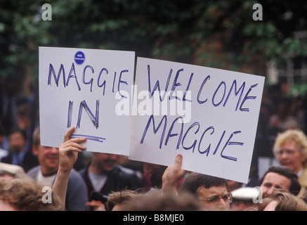 Rassemblement du Parti conservateur élection générale 1983. Les partisans conservateurs des Midlands tiennent la bannière maison, Maggie Welcome dans Maggie années 1980 Royaume-Uni. HOMER SYKES Banque D'Images