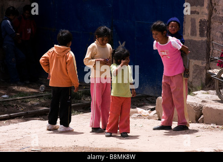 Un groupe d'enfants jouent dans une rue de Tupiza Bolivie Banque D'Images