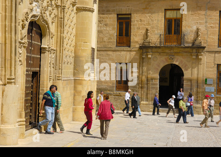 Les touristes au Palais Jabalquinto 16e siècle Baeza Jaén province Andalousie Espagne Banque D'Images