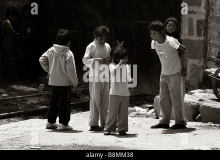 Un groupe d'enfants jouent dans une rue de Tupiza Bolivie Banque D'Images