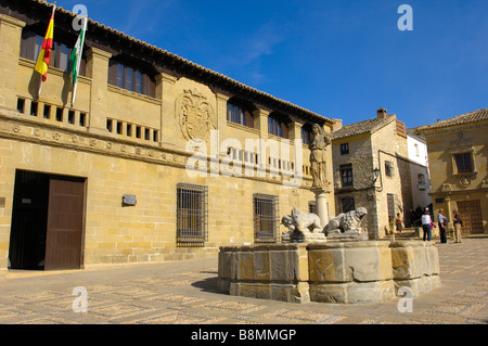 Fontaine des Lions et Antigua Carnicería boucherie vieux s shop à Populo square Baeza Jaen province Andalousie Espagne Banque D'Images