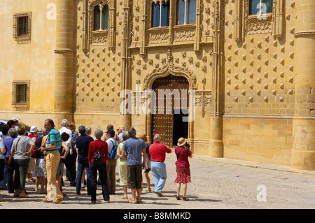 Les touristes au Palais Jabalquinto 16e siècle Baeza Jaén province Andalousie Espagne Banque D'Images