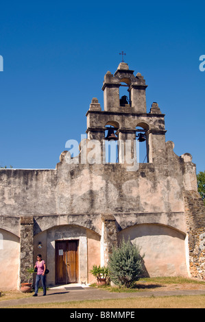 La mission de San Juan Capistrano belltower femme quitter office tx Texas San Antonio missions National Historical Park Banque D'Images