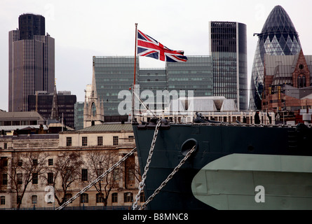 Union Jack vole sur le HMS Belfast en face de City of London Banque D'Images