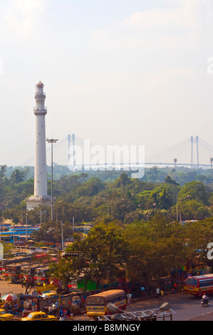 L'Maidain, Kolkata, avec Shahid Minar en premier plan et le pont Vidyasagar Setu dans la distance Banque D'Images