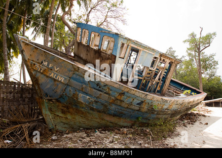 Andaman et Nicobar Inde île Havelock vieille épave bateau de pêche en bois encore en vie pour le bois récupéré Banque D'Images