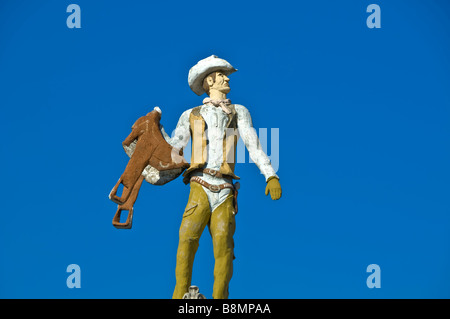 Statue de American Cowboy avec chapeau de cowboy cuir gilet holding selle avec fond de ciel bleu clair San Antonio Texas tx Banque D'Images