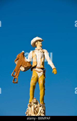 Statue de American Cowboy avec chapeau de cowboy cuir gilet holding selle avec fond de ciel bleu clair San Antonio Texas tx Banque D'Images