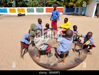 Élève de l'école gambiens jouant dans la cour de l'école, de la Gambie, Afrique de l'Ouest Banque D'Images