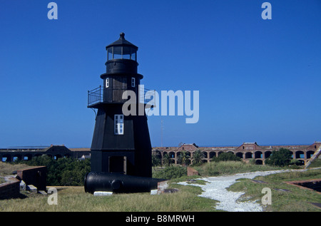Phare et de l'intérieur du Fort Jefferson sur Jardin clé, Dry Tortugas National Park, 70 miles à l'ouest de Key West, Floride Banque D'Images