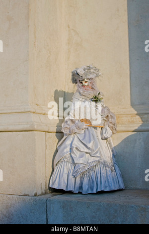 Carnaval de Venise. toute la longueur et masque costume blanc, Venise Vénétie Italie Europe 90839 verticale-Venise Banque D'Images