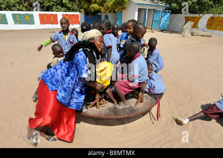 Élève de l'école gambiens jouant dans la cour de l'école, de la Gambie, Afrique de l'Ouest Banque D'Images