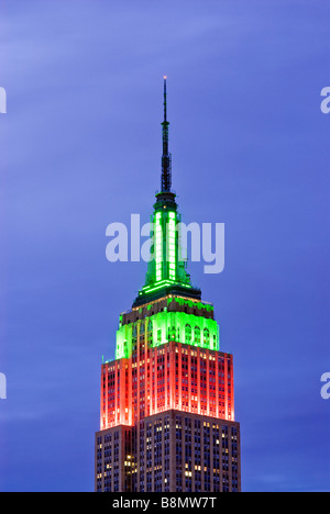 Empire State Building illuminé la nuit pour la saison de Noël Banque D'Images