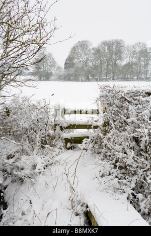 Stile pays dans la neige dans le Buckinghamshire Banque D'Images