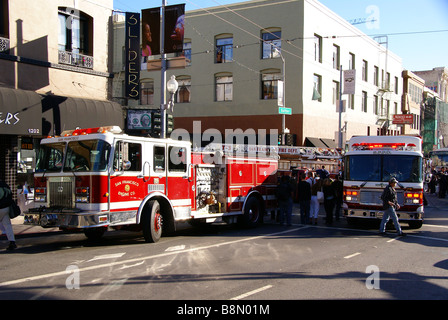 San Francisco Fire Department à un accident de voiture Banque D'Images