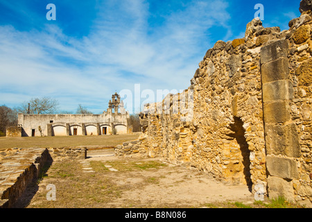 La mission de San Juan de la piste de la Mission à San Antonio (Texas) avec des ruines en premier plan Banque D'Images