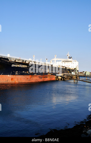 Grec 'big rig' le Dhonoussa au terminal maritime de décharger le carburant usa Banque D'Images