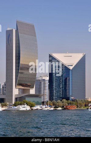 La crique de Dubaï et les toits de bâtiment architecture moderne comprend des panneaux avant de National Bank of Dubai Dubai & de gauche à droite de la Chambre de commerce dans les ÉMIRATS ARABES UNIS Banque D'Images