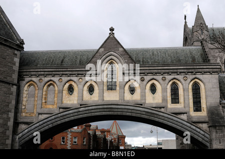 Pont de pierre intégrée menant au synode chambre cathédrale de la Sainte Trinité, le Christ l'Église ou la Cathédrale de Christchurch Dublin Banque D'Images