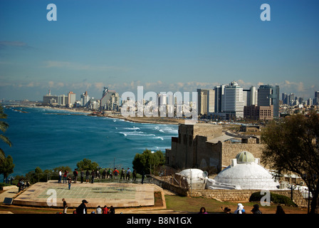 Avis de tours de Tel Aviv moderne de Monastère de Pierre Abrasha Park sur les rives de la Méditerranée en vieux Jaffa Banque D'Images