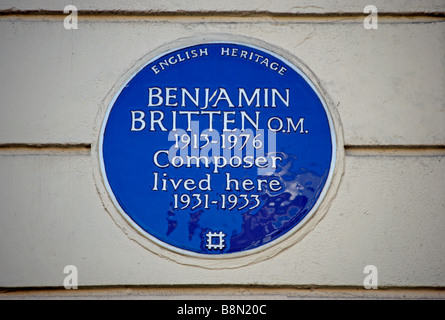 English Heritage blue plaque marquant l'ancienne résidence du compositeur Benjamin Britten, Cromwell Road, London, England Banque D'Images