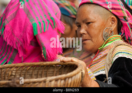 H'Mong fleurs colorées des femmes tribales le jour du marché de Bac Ha, au Vietnam. Le marché tribal et socialiser les minorités ethniques rassemblement tribal Banque D'Images