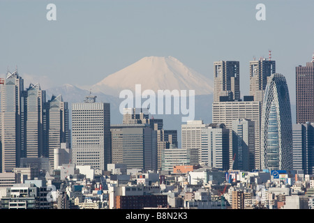 Le Mont Fuji et le quartier de Shinjuku gratte-ciel skyline Tokyo Japon lundi 3 mars 2009 Banque D'Images