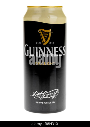 Peut de marque ou de l'étain de Guinness Stout Beer isolé sur un fond blanc avec aucun peuple et un chemin de détourage Banque D'Images