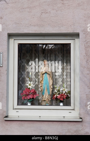 Statue de Notre Dame dans une maison privée fenêtre - Linz - Autriche Banque D'Images
