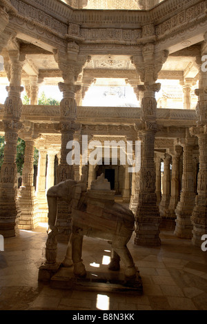 Vue intérieure avec marbre sculpté éléphant à la chaumukha temple Jain mandir Banque D'Images