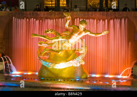 Le Prometheus Sculpture (1934) de Paul Manship du Rockefeller Plaza, New York City. Banque D'Images