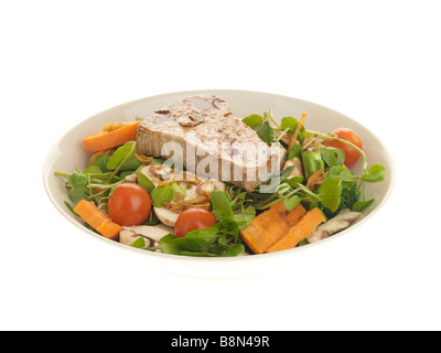 Steak de thon frais sain avec un mélange de salade du jardin isolé contre un fond blanc avec aucun peuple et un chemin de détourage Banque D'Images