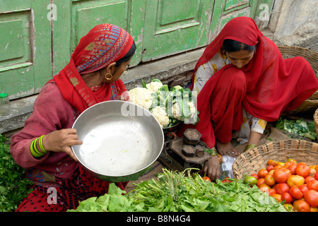 Deux femmes indiennes en vêtements traditionnels vendant des légumes sur le marché Banque D'Images
