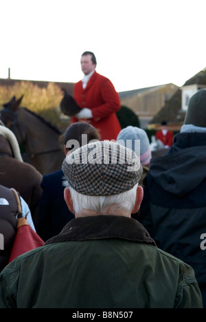 Close up of old man avec tweed classique télévision cap coiffure et regarder un manteau de chasseur à cheval à hunt Banque D'Images