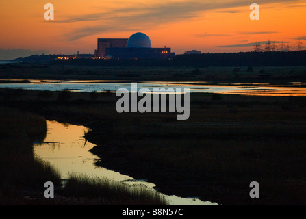 Vue sur la réserve RSPB Minsmere de Dunwich vers la centrale nucléaire de Sizewell au crépuscule hiver UK Suffolk Banque D'Images