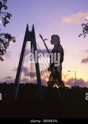 Statue chartiste et Bridge au coucher du soleil Blackwood Caerphilly County Wales UK Banque D'Images