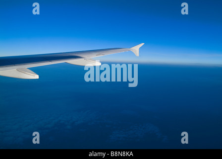 Aile d'avion avec ciel bleu, nuages et Horizon Banque D'Images