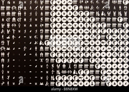 Close up de l'image en noir et blanc composé de nombreuses figures au Musée d'art moderne Banque D'Images