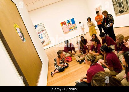 Groupe de filles du secondaire l'affichage de la peinture d'Andy Warhol Marilyn Monroe, musée d'art moderne Banque D'Images