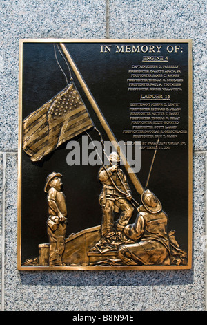 Le laiton d'une plaque commémorant les pompiers qui ont perdu la vie au cours de la catastrophe du 11 septembre Banque D'Images