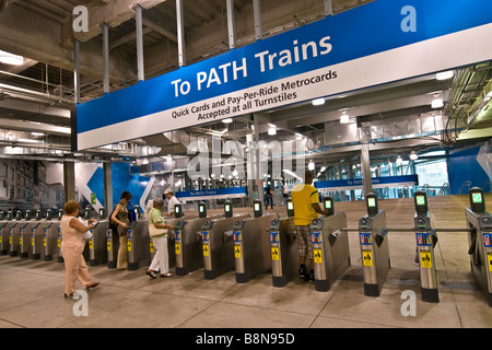 Les passagers passant par les tourniquets au World trade center subway station Banque D'Images