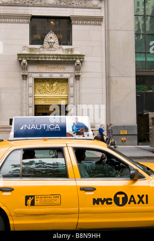Yellow taxi cab sur Broadway Banque D'Images