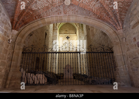 Flor da Rosa monastère. Appartenait à l'Ordre hospitalier des chevaliers. Nef de l'église gothique et le tombeau de Dom Alvaro Gonçalves Pereira. Banque D'Images