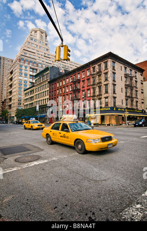 Scène de rue de 93th street avec les taxis jaunes Banque D'Images