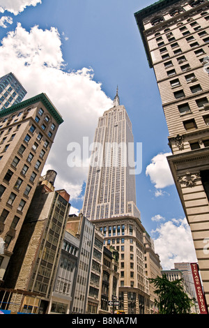 Low angle view of Manhattan gratte-ciel y compris le Chrysler building Banque D'Images