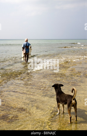 Andaman et Nicobar Inde Havelock island Radha Nagar beach fisherman avec filet circulaire Banque D'Images