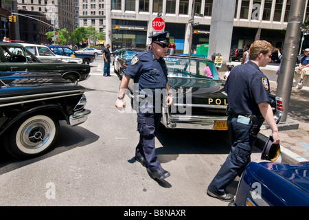 Les officiers de police et vintage voitures de police au New York City Police Museum Banque D'Images