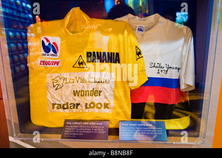 Shirts de trois fois champion du Tour de France Greg Lemond & Sheila Young, champion du monde de patinage de vitesse, Sports museum of America Banque D'Images