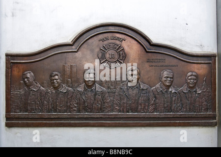 Le laiton d'une plaque commémorant les soldats du feu qui ont perdu la vie au cours de la catastrophe du 11 septembre Banque D'Images