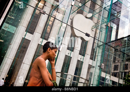 African American Woman parler sur son téléphone cellulaire à l'extérieur de l'Apple Mac store sur la 5e avenue Banque D'Images